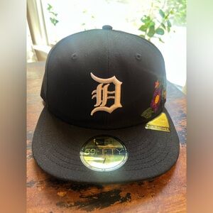 Detroit NWT Sz7 Tigers New Era 59FIFTY Black Floral Pre-Curved Baseball Cap Hat